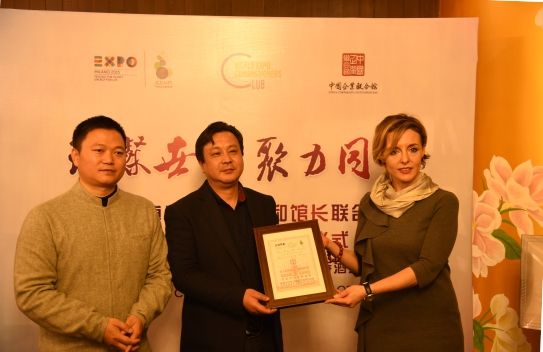 “六百里”太平猴魁茶葉在世博會(huì)聯(lián)合會(huì)中國中心榮獲百年世博經(jīng)典品牌稱號(hào).jpg “六百里”太平猴魁茶葉在世博會(huì)聯(lián)合會(huì)中國中心榮獲百年世博經(jīng)典品牌稱號(hào).jpg