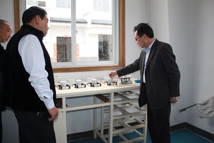 區(qū)市場(chǎng)監(jiān)督管理局就我司質(zhì)量體系建設(shè)工作現(xiàn)場(chǎng)幫扶指導(dǎo).jpg 區(qū)市場(chǎng)監(jiān)督管理局就我司質(zhì)量體系建設(shè)工作現(xiàn)場(chǎng)幫扶指導(dǎo).jpg