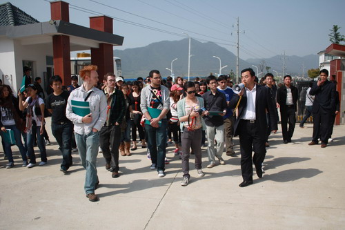 總經(jīng)理鄭中明在產(chǎn)業(yè)園大門口歡迎外賓.jpg 總經(jīng)理鄭中明在產(chǎn)業(yè)園大門口歡迎外賓.jpg