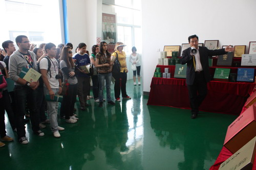 外賓在聽取鄭中明的介紹.jpg 外賓在聽取鄭中明的介紹.jpg