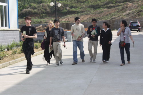 外賓漫步在園區(qū)苗圃.jpg 外賓漫步在園區(qū)苗圃.jpg