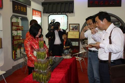 上海茶葉協會的同行們在六百里展區(qū)交流.jpg 上海茶葉協會的同行們在六百里展區(qū)交流.jpg