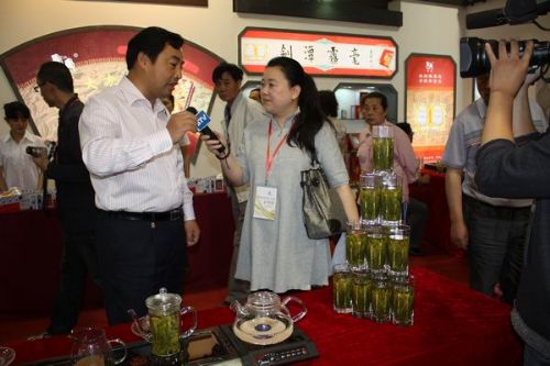 上海電視臺的記者采訪.jpg 上海電視臺的記者采訪.jpg