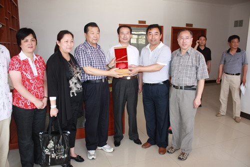 贈送紀(jì)念品并合影留念.jpg 贈送紀(jì)念品并合影留念.jpg